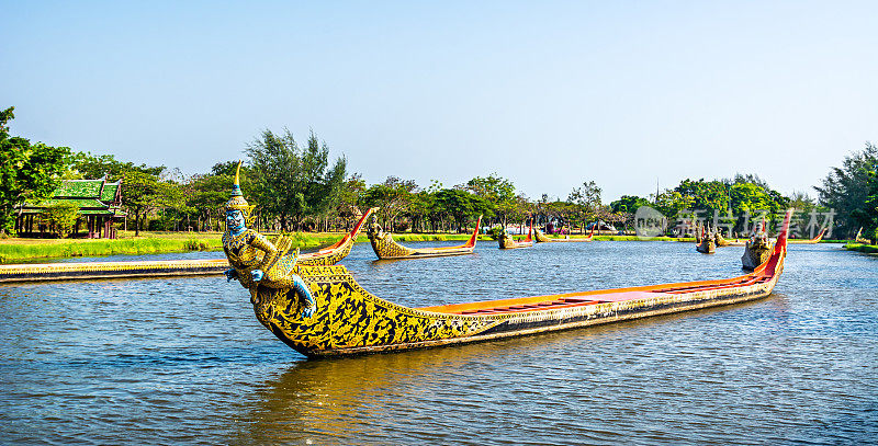 古暹罗公园，皇家水道游行，装饰的木制泰国船在池塘上。地点:泰国曼谷曼谷普拉干省Mueang Boran古城。全景